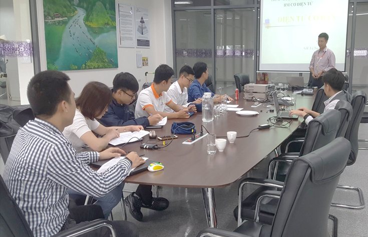 Buổi đào tạo cho nhân viên doanh nghiệp trong phòng họp
